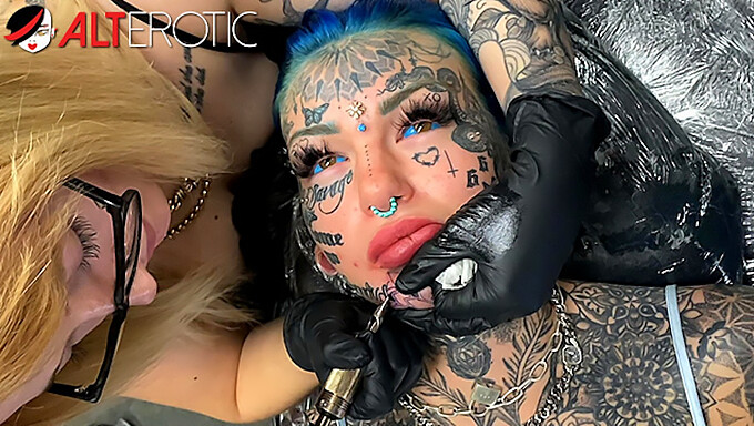 Une belle nana aux gros seins naturels se fait tatouer sur son visage magnifique